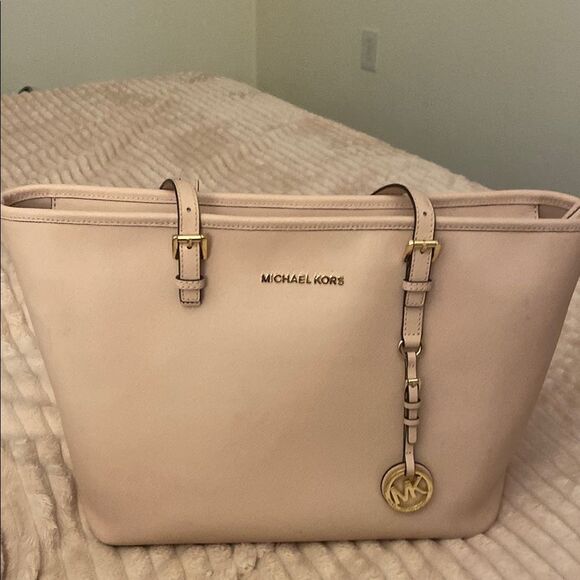 Michael Kors soft Pink Saffiano Leather Tote with Gold Hardware - Picture 1 of 6